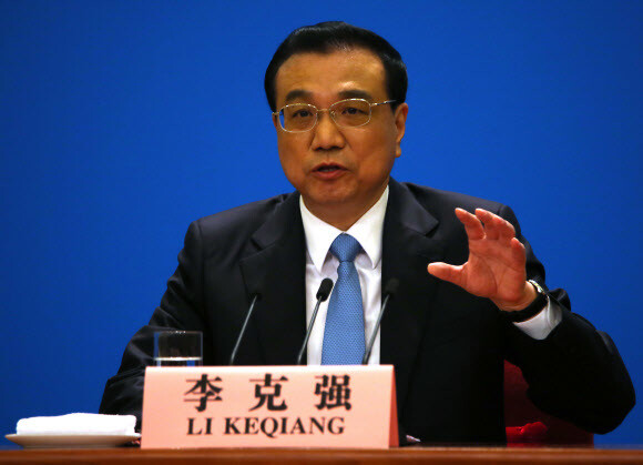 Chinese Premier Li Keqiang speaks about the possibility of a trilateral summit taking place between South Korea