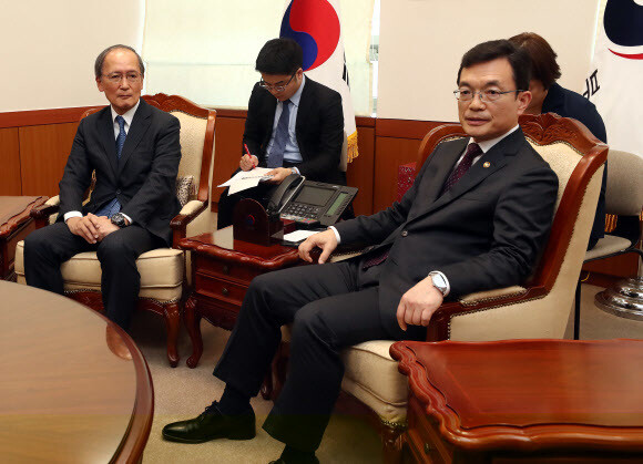 Japanese Ambassador to South Korea Nagamine Yasumasa meets with South Korean First Vice Foreign Minister Cho Sei-young at the South Korean Ministry of Foreign Affairs in Seoul on Aug. 2. (Yonhap News)
