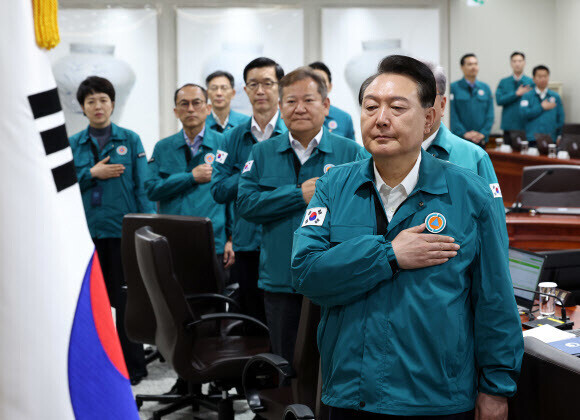 President Yoon Suk-yeol and members of his Cabinet pledge allegiance to the flag ahead of their meeting on Aug. 21. (Yonhap)