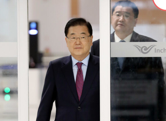 Blue House National Security Office Director Chung Eui-yong arrives at Incheon International Airport from Washington, DC, on Jan. 10. (Yonhap News)