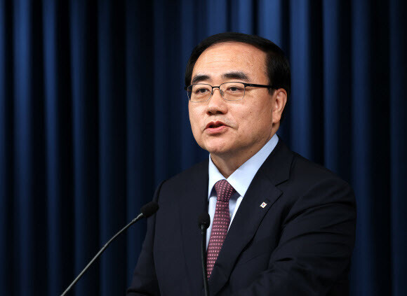 Kim Sung-han, the presidential office national security advisor, delivers a briefing on Monday regarding the president’s plan to attend the funeral of Queen Elizabeth II in the UK and then travel to the US for the UN General Assembly. (Yonhap)