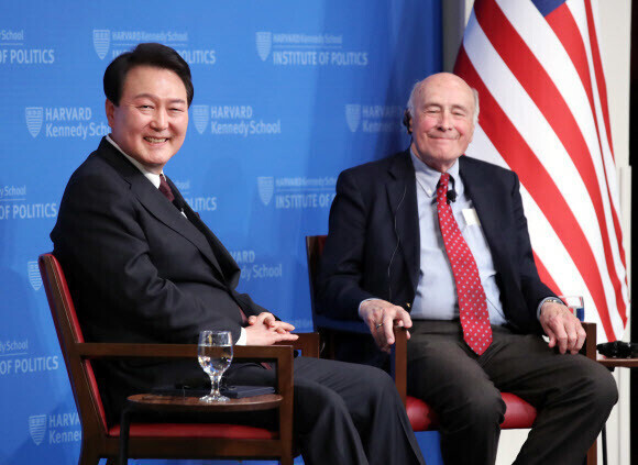 President Yoon Suk-yeol of South Korea sits beside Joseph S. Nye Jr., a professor emeritus at Harvard, as he takes a question from the audience following his address at Harvard Kennedy School on April 28. (Yonhap)