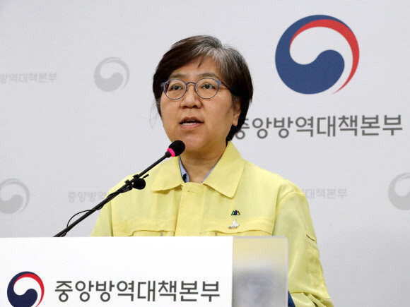 Jung Eun-kyeong, director of the Korea Centers for Disease Control and Prevention, gives a daily briefing of the COVID-19 situation on May 29. (Yonhap News)