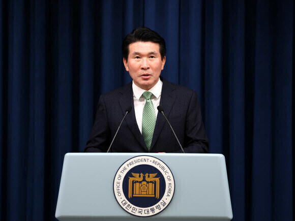 Hwang Sang-moo, the senior presidential secretary for civil and social agenda, gives a briefing on Jan. 22, 2024, from the presidential office in Seoul’s Yongsan District. (Yonhap)