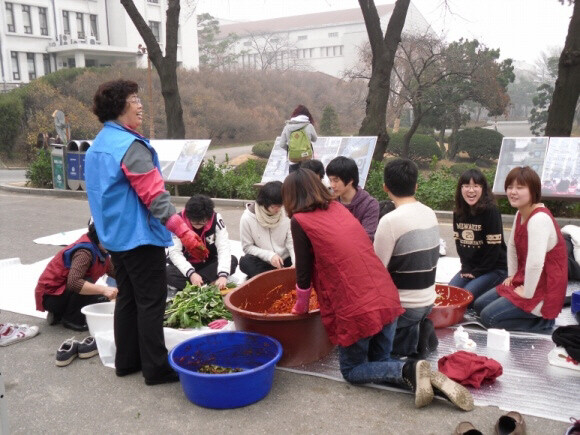 2008년 12월 연세대 학생들과 청소노동자들이 대학 본관 앞에서 함께 김장을 담그고 있다. 실천문학사 제공