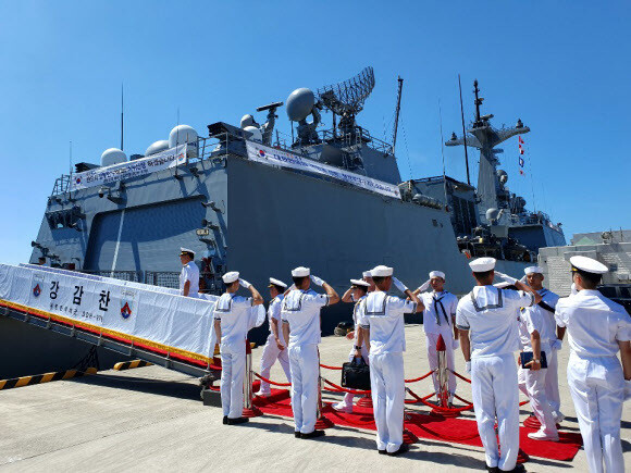 The South Korean Navy’s Cheonghae Unit sends off the Kang Gam Chan destroyer at the Busan Naval Base on Aug. 13. (Yonhap News)