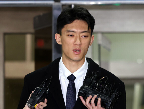 Chun Woo-won, the grandson of Chun Doo-hwan, speaks to reporters upon his release for questioning by police over suspected drug use on March 29 in Seoul. (Yonhap)