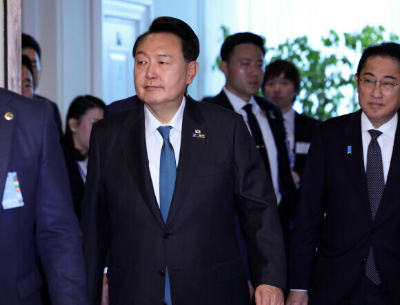 President Yoon Suk-yeol of South Korea and Prime Minister Fumio Kishida of Japan enter a room for a photo with the leaders of Australia and New Zealand to mark their summit on the sidelines of the NATO summit in Vilnius, Lithuania, on July 12. (Yonhap)