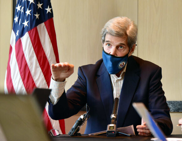 US special presidential envoy for climate John Kerry speaks Sunday during a round table meeting with the media at a hotel in Seoul. (provided by US Embassy Seoul)