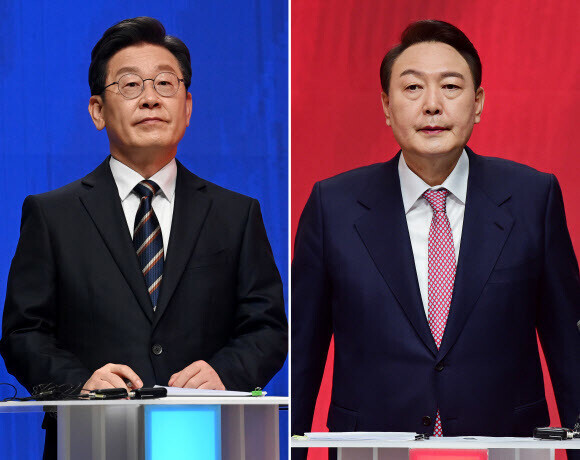 Lee Jae-myung of the Democratic Party and Yoon Suk-yeol of the People Power Party take part in a presidential debate on Feb. 21. (pool photo)