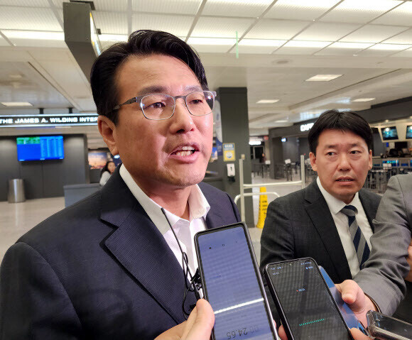 Kim Tae-hyo, the first deputy director of the National Security Office, speaks to reporters at Dulles International Airport near Washington on April 11 (local time). (Yonhap)