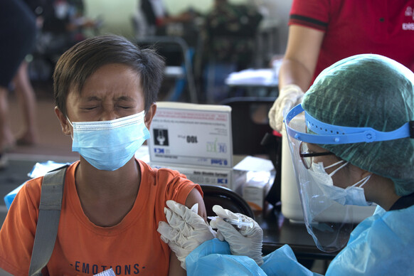 인도네시아의 유명 휴양지 발리에서 지난 7월 6일(현지시각) 한 10대 소년이 중국산 시노백 코로나19 백신을 맞고 있다. 발리/AP 연합뉴스