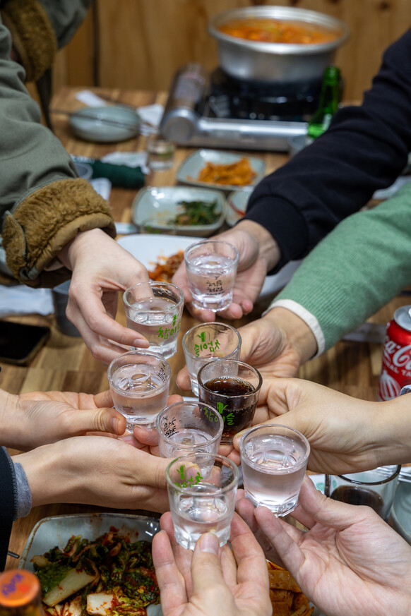 2024년 1월 서울 시내 한 식당에서 손님들이 건배를 하고 있다. 박승화 선임기자
