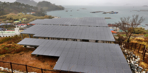 2007년부터 친환경적이고 지속 가능한 ‘에코아일랜드’(생태섬) 만들기 프로젝트가 진행 중인 경남 통영의 연대도에는 150kW의 태양광발전 시설이 설치돼 있다. 한겨레 김명진 기자