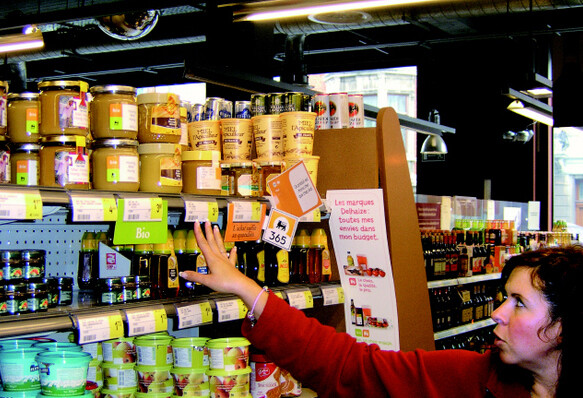 » 유럽의 소비자들이 사회책임과 환경 등에 갈수록 더 많은 관심을 보이자 대다수 슈퍼마켓들은 일반 제품보다 20~50% 비싼 공정무역 제품과 친화경 제품을 함께 취급한다. 벨기에의 수도 브뤼셀 시내에 있는 한 슈퍼마켓에서 여성 점원이 진열대에 나란히 놓인 3가지 종류의 꿀 제품을 가리키며 “공정무역 제품과 친환경 제품의 판매량이 일반 제품에 비해 4배나 많다”고 설명하고 있다. 한겨레21 곽정수