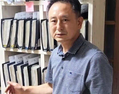 Lee Guk-eon, chairperson of the Citizens Association on Imperial Japan’s Labor Mobilization, shows the Hankyoreh records of the women who mobilized in the Korean Women’s Volunteer Labor Corps at his office in Gwangju on Sept. 3. (Kim Yong-hee/The Hankyoreh)