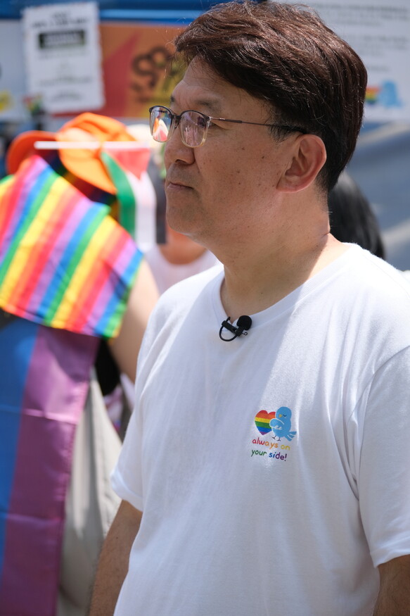 최준석 국가인권위원회 성차별·성소수자 전문관이 2025년 6월14일 서울퀴어문화축제에 ‘인권위 앨라이(성소수자 인권을 지지하는 사람들) 모임’ 자격으로 참여했다. 최준석 제공