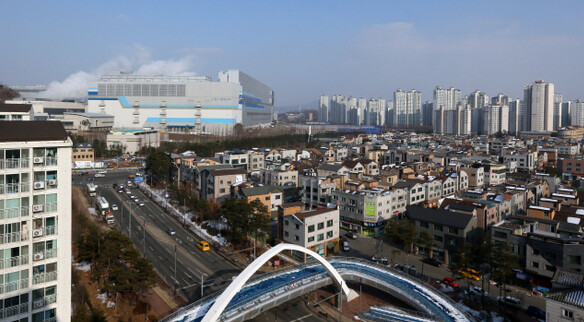 경기도 화성시 동탄새도시와 도로 하나를 두고 맞붙은 삼성전자 화성사업장에서 흰 연기가 피어오르고 있다. 공장에는 ‘수증기 발생지역’이라는 문구가 붙어 있다. 불산 유출 은폐 사고가 발생한 뒤 주민들은 불안해한다. 수증기의 ‘정체’를 의심하는 이도 있다. 한겨레 정용일 기자