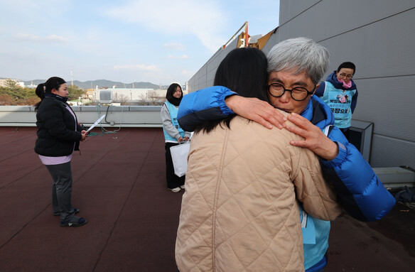 지난달 22일 부산에서 박문진 보건의료노조 지도위원과 함께 ‘희망뚜벅이’를 시작한 김진숙 민주노총 부산본부 지도위원이 1일 경북 구미에 있는 한국옵티칼하이테크 공장에 도착해 고용승계를 요구하며 소현숙씨와 함께 이날로 329일째 농성을 벌인 해고자 박정혜씨를 안고 그 동안의 노고를 격려하고 있다. 구미/김태형 기자 xogud555@hani.co.kr