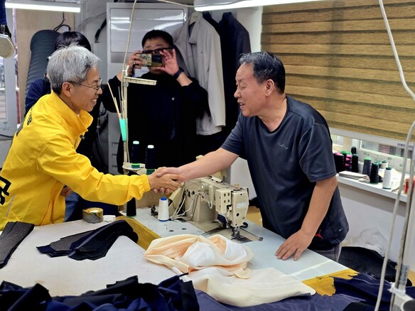 권영국 민주노동당 후보가 5월13일 서울 신당동에서 봉제산업 노동자를 만나고 있다. 민주노동당 제공