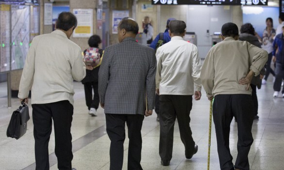 지하철 노인 전면 무임승차 정책은 올해 시행 38년 차를 맞는다. 서울 종로구 종로3가 지하철역 개찰구를 향해 걸어가는 어르신들의 모습. 한겨레 자료사진