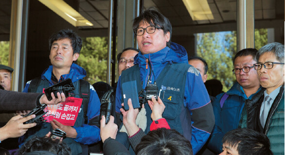 “해고노동자에 대한 사법적 살인이다.” 지난 11월13일 대법원이 “쌍용차 정리해고는 정당하다”고 판결한 직후 김득중 금속노조 쌍용차지부장이 기자들 앞에서 이야기하고 있다. 박승화 기자