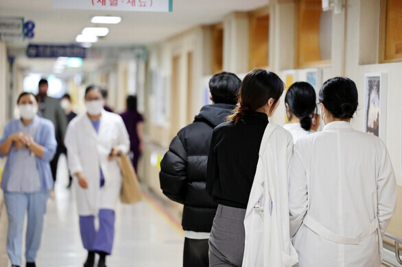 Medical staff at Chosun University Hospital in Gwangju walk through the medical center on Feb. 16. Seven residents at the hospital tendered their resignation to the hospital that day. (Yonhap)