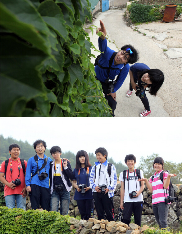 홍진선씨가 어떤 구도로 찍으면 좋은지 학생한테 설명하고 있다(위쪽 사진). 완도군 청산면 청산중학교 사진반 학생들과 홍진선씨. 한겨레21 정용일