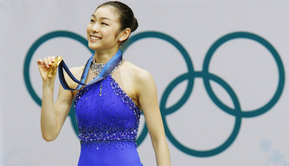 피겨 불모지 출신으로 김연아는 애매한 판정의 설움도 당했지만, 모든 것을 극복하고 마침내 승리의 미소를 지었다. 2010년 밴쿠버 겨울올림픽 메달 시상식의 김연아. REUTERS/ DAVID GRAY