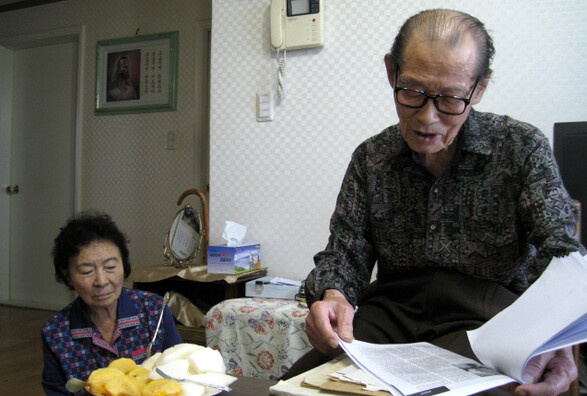 이상문 노인은 국가보훈처와의 기나긴 싸움을 35년째 진행 중이다. 이 노인이 자료를 살펴보고 있다.