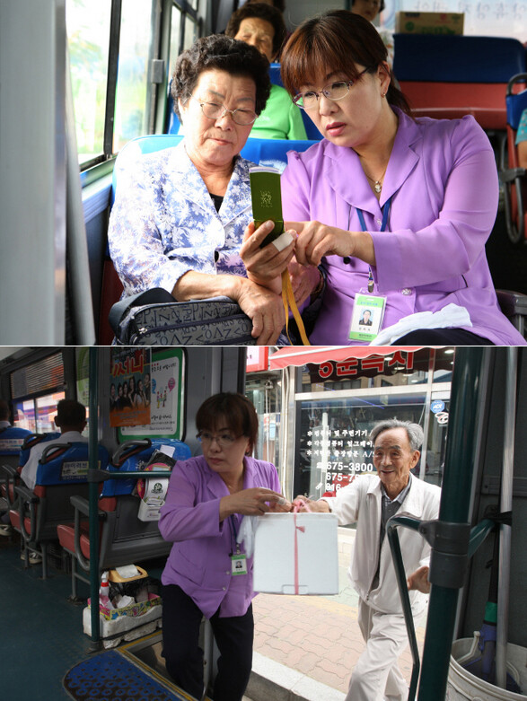 정화숙씨가 어르신의 휴대전화를 대신 걸어주고 있다(위 사진). 어르신이 무거운 짐을 들고 내리는 걸 정씨가 돕고 있다(아래 사진). 한겨레21 윤운식