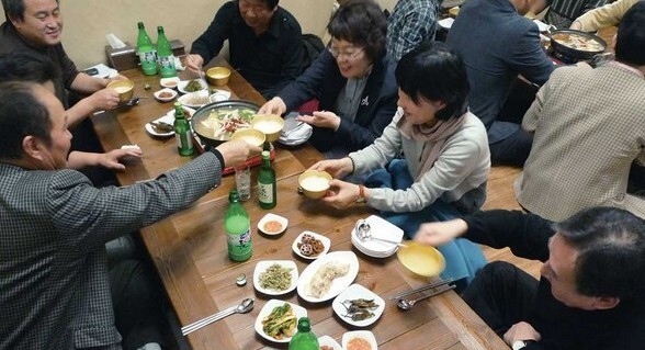 ‘화백’의 뒤풀이가 ‘낭만’에서 열리고 있다. 매주 화요일 강좌 뒤 벌어지는 풍경이다. 사진 김학민