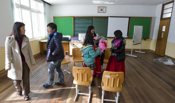 갈전분교 아이들과 선생님이 교실을 둘러보고 있다. 이 교실에서 4명의 아이들이 함께 공부했다.한겨레 김정효 기자 hyopd@hani.co.kr