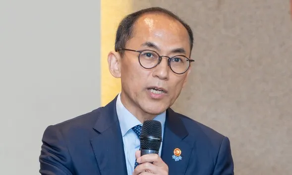 개보위 “이미 어마어마한 피해…SKT 가입자 정보 싱가포르로 넘어가”