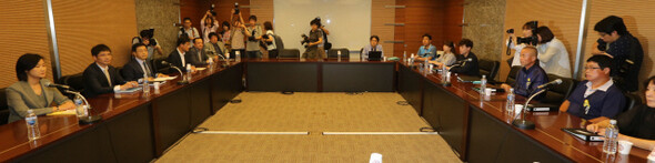  members of Banollim and other advocates for Samsung semiconductor workers (at the table on the right)
