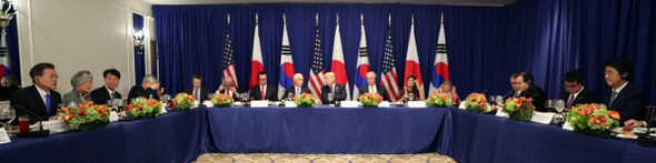 President Moon Jae-in takes part in a trilateral summit with US President Donald Trump and Japanese Prime Minister Shinzo Abe at the Lotte New York Palace Hotel on Sept. 21.  (by Kim Kyung-ho