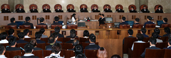 양승태 대법원장(가운데)과 대법관들이 5일 오후 서울 서초동 대법원에서 열린 통상임금 소송 관련 공개변론에 참석해 자리에 앉아 있다. 이정아 기자 leej@hani.co.kr