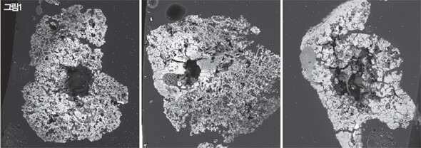 » 천안함 선체와 어뢰에서 나온 흡착물질의 단면을 잘라 주사전자 현미경(SEM)으로 촬영한 사진. 가운데 빈 공간을 중심으로 방사 형태로 침전된 모습을 관찰할 수 있다. 왼쪽과 가운데 사진은 천안함 선체에서, 오른쪽 사진은 ‘1번 어뢰’의 프로펠러에서 나온 흡착 물질이다.한겨레 류우종