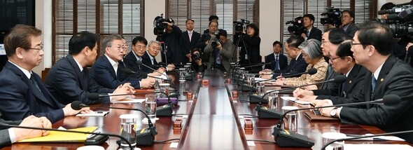 President Moon Jae-in presides over the second meeting of the inter-Korean summit preparatory committee at the Blue House on Mar. 21. (Blue House Photo Pool)