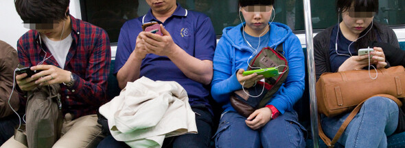 서울 지하철 2호선 객차에서 승객들이 각자 스마트폰을 들여다보고 있다 김정효 기자 hyopod@hani.co.kr