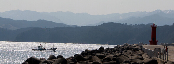 » 지난 2월23일 강원도 삼척시 근덕면 덕산포구에서 바라다본 덕산~대진리 해안가 모습. 지난해 12월23일 정부와 한국수력원자력은 이곳 덕산포구에서 남쪽 대진포구까지 늘어선 그림 같은 해변 일대를 원자력발전소 예비 후보부지로 지정했다. 