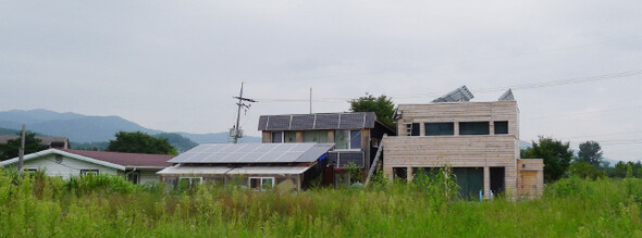  Gyeonggi Province. The greenhouse that generates solar energy for the two houses is in front.