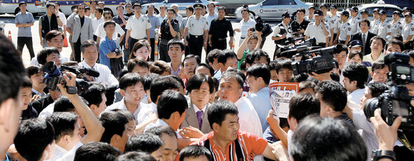 지난해 8월27일 이병순 사장(가운데 안경 쓴 이)은 ‘사원행동’ 소속 사원들과 안전관리팀 직원들의 심한 몸싸움을 거친 뒤 첫 출근을 할 수 있었다. 사진 한겨레 신소영 기자