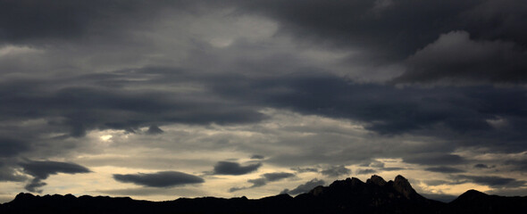 서울의 명산 북한산의 능선 위로 갖가지 형태의 구름이 너울대고 있다. 세상의 모든 일들이 버무려진 듯이.