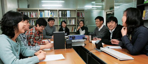 ‘세리’의 대항마를 자임하는 새로운 사회를 여는 연구원의 구성원들이 3월13일 서울 서교동 사무실에서 회의를 시작하며 밝게 웃고 있다. 사진  류우종 기자