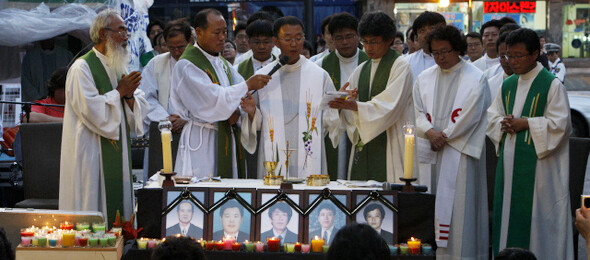 문정현·전종훈(맨 왼쪽부터) 신부 등 사제들이 전국사제시국기도회를 진행하고 있다.