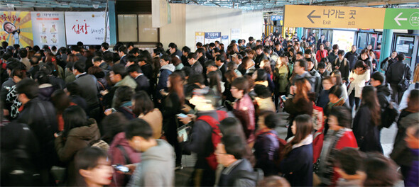 미국 정치학자 로버트 퍼트넘은 출퇴근 시간이 길어질수록 사회참여도는 줄어든다고 분석했다. 출근시간대에 직장인들로 붐비는 서울 지하철 신도림역. 류우종 기자