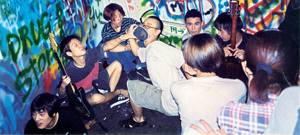 1990년대 후반 서울 홍익대 앞 펑크 라이브 카페 구석에 뮤지션들이 모여 있다. 뮤지션 제공