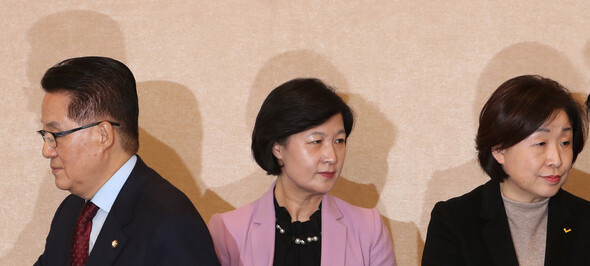 Leaders of the three main opposition parties (from left to right) People’s Party emergency committee chair Park Jie-won