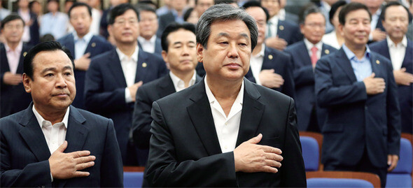 김무성 새누리당 대표(오른쪽)가 8월1일 국회에서 열린 새누리당 의원총회에서 국민의례를 하고 있다. 한겨레 김경호 기자